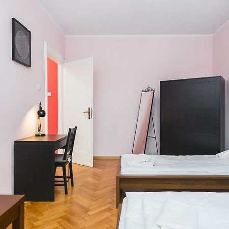 Modern Urban Escape - Old Town Apartment - By Upstairs Krasków Eksteriør bilde