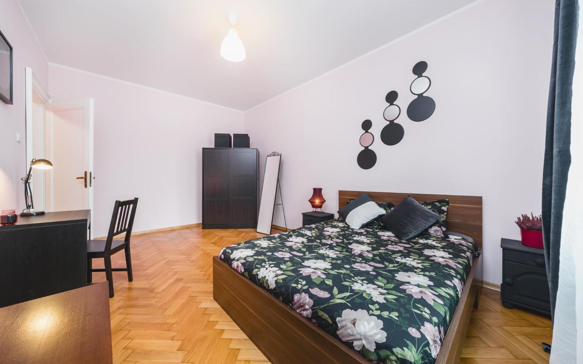 Modern Urban Escape - Old Town Apartment - By Upstairs Krasków Eksteriør bilde