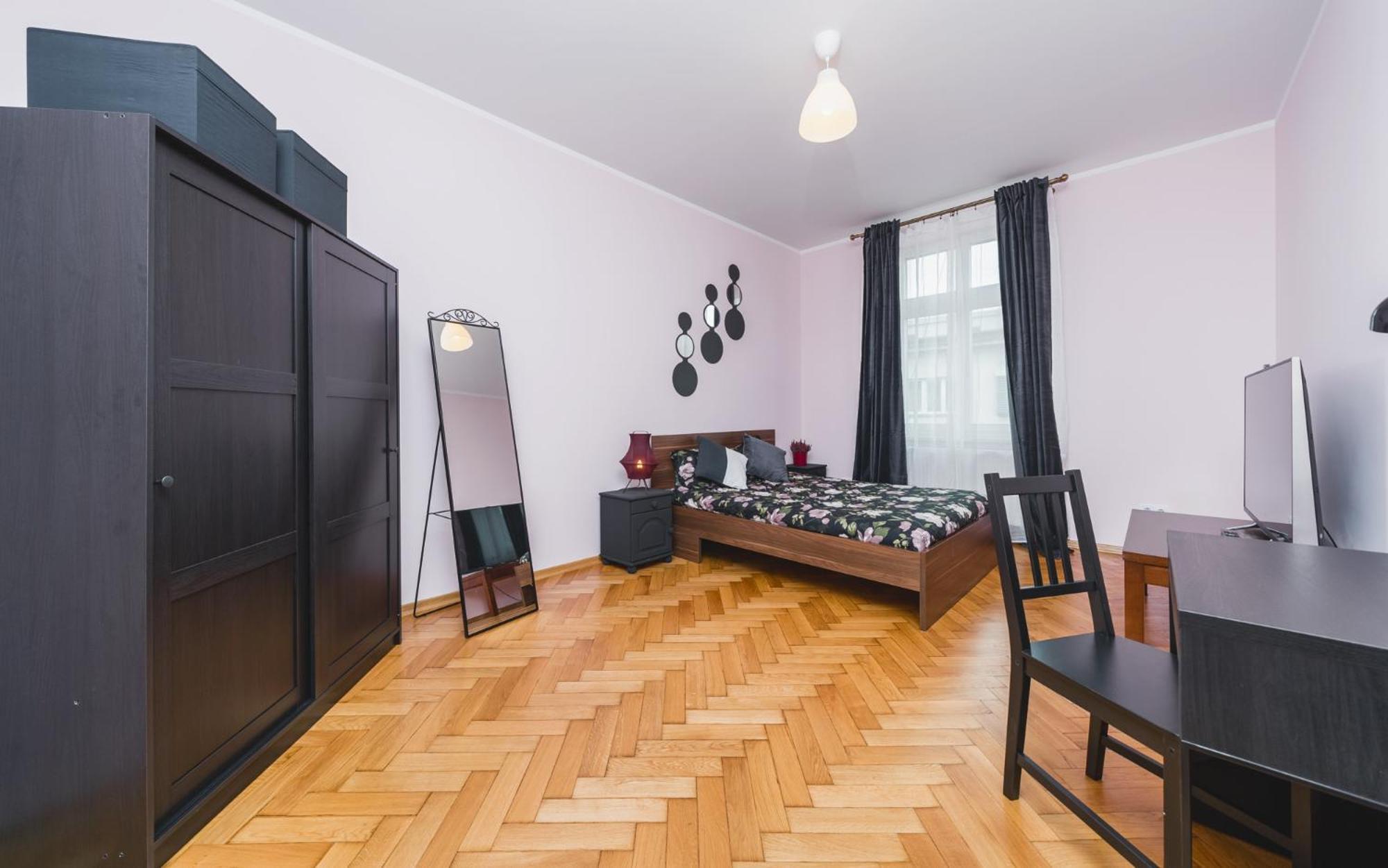 Modern Urban Escape - Old Town Apartment - By Upstairs Krasków Eksteriør bilde