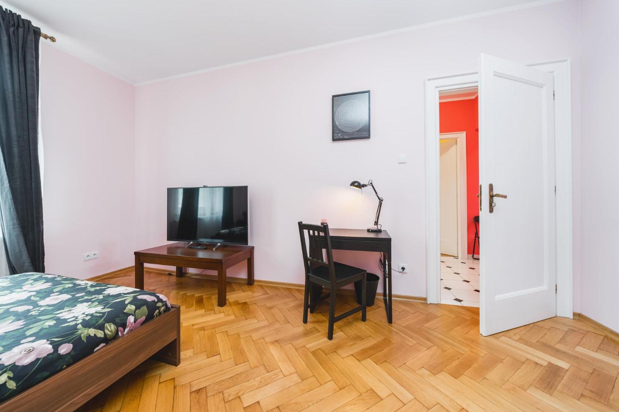 Modern Urban Escape - Old Town Apartment - By Upstairs Krasków Eksteriør bilde