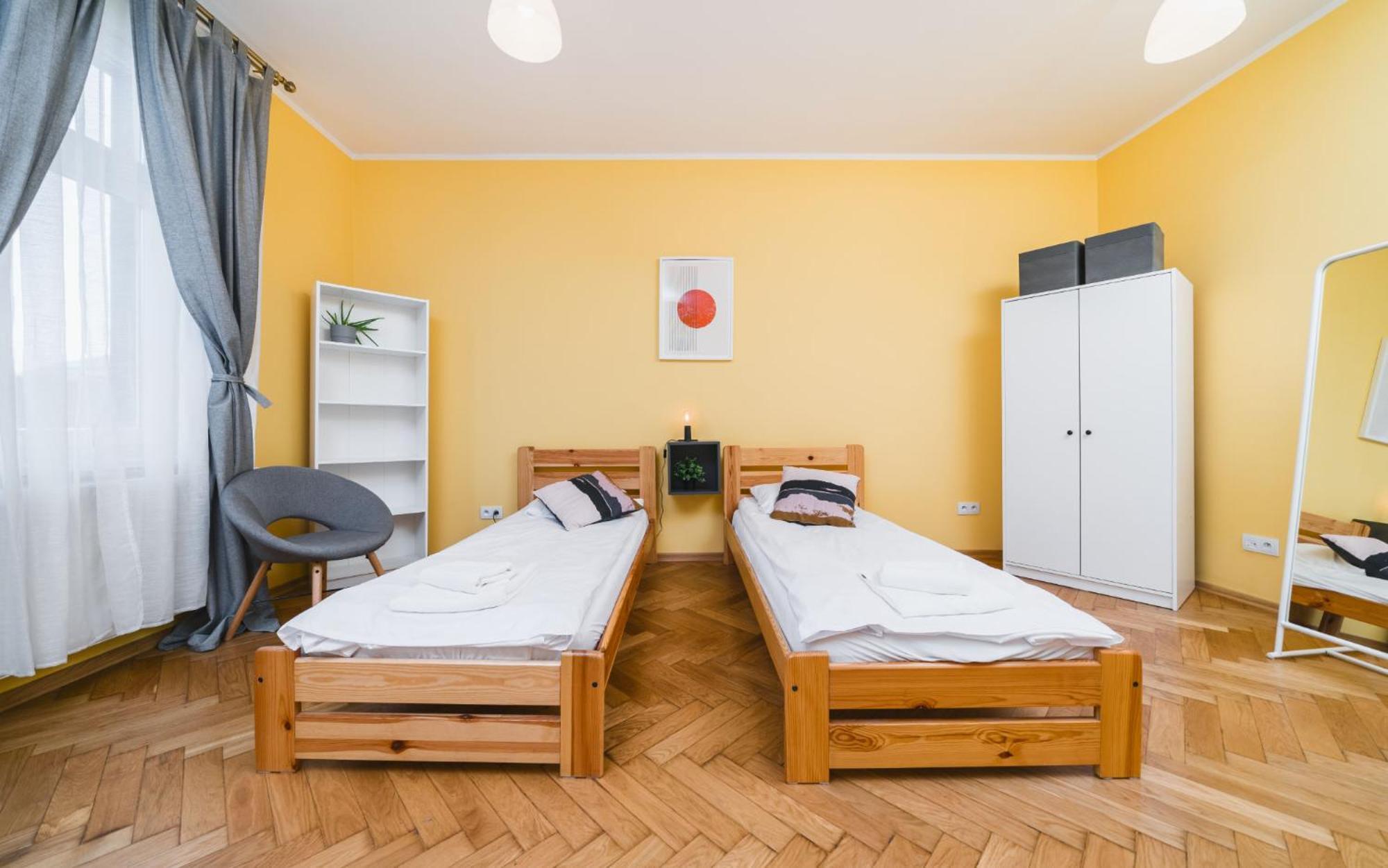Modern Urban Escape - Old Town Apartment - By Upstairs Krasków Eksteriør bilde