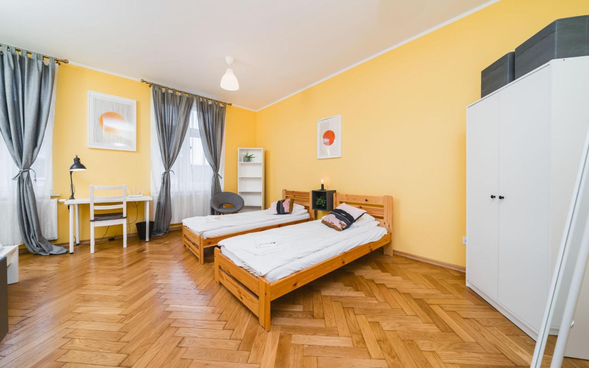 Modern Urban Escape - Old Town Apartment - By Upstairs Krasków Eksteriør bilde