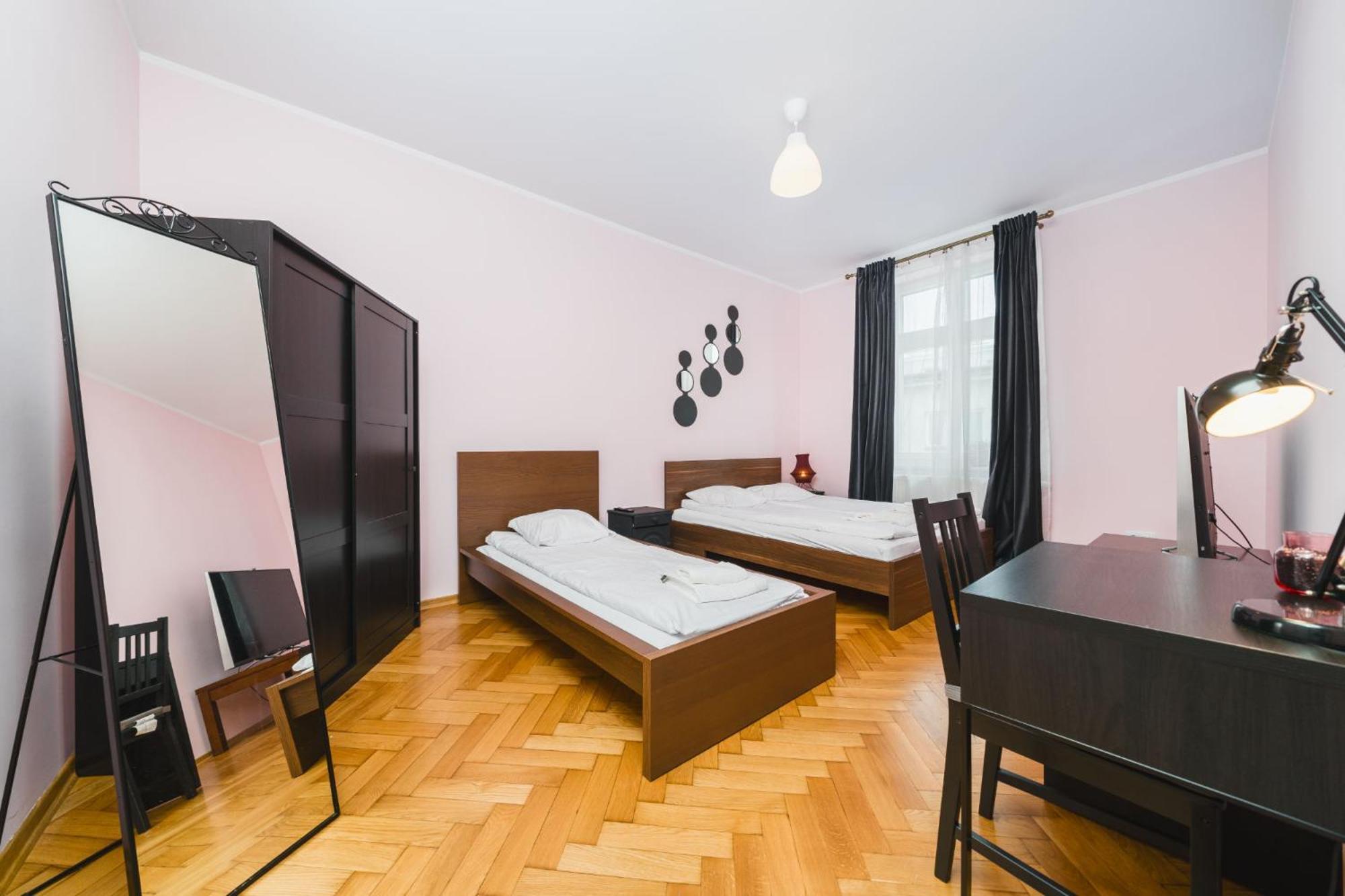 Modern Urban Escape - Old Town Apartment - By Upstairs Krasków Eksteriør bilde