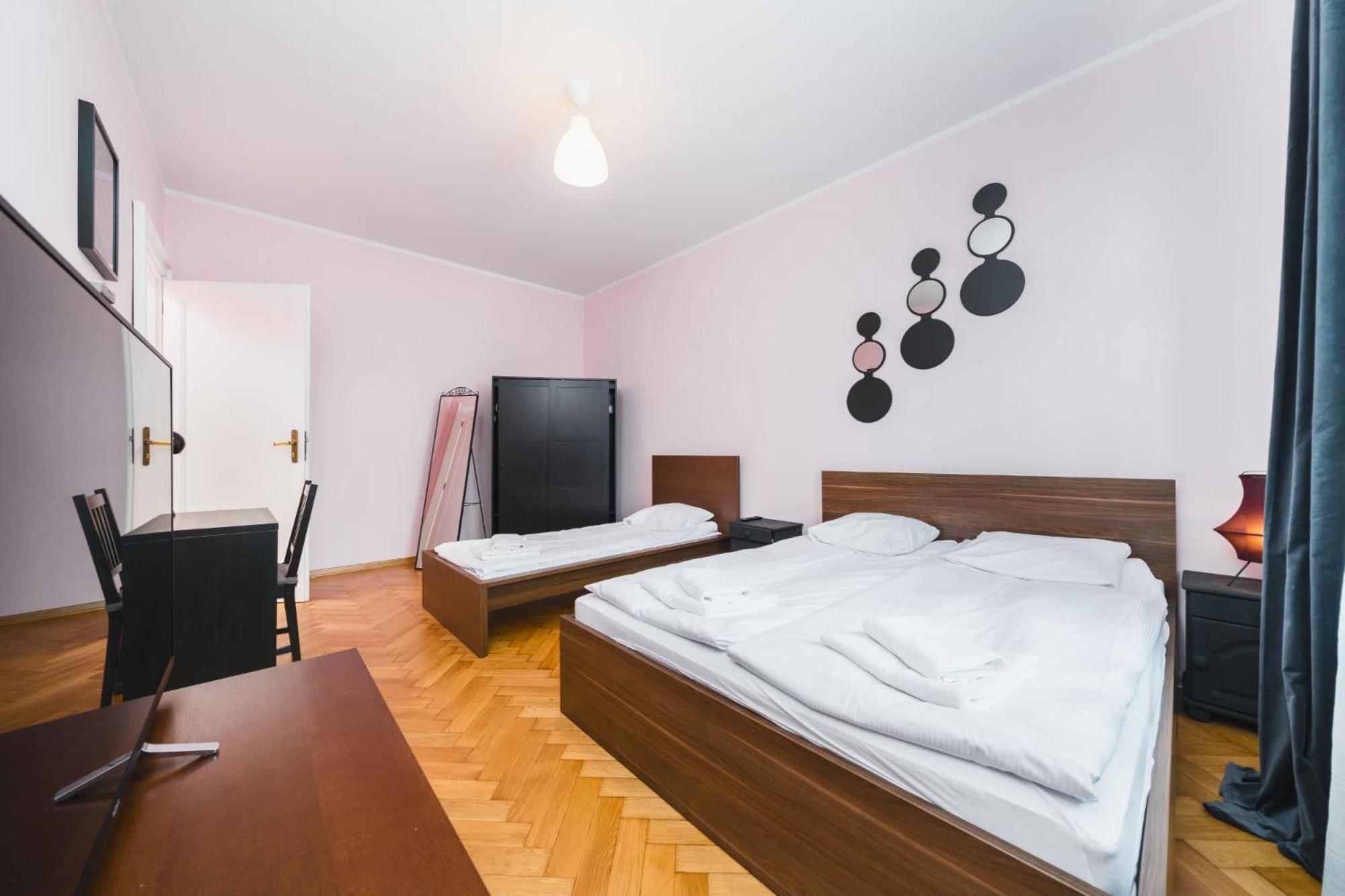 Modern Urban Escape - Old Town Apartment - By Upstairs Krasków Eksteriør bilde
