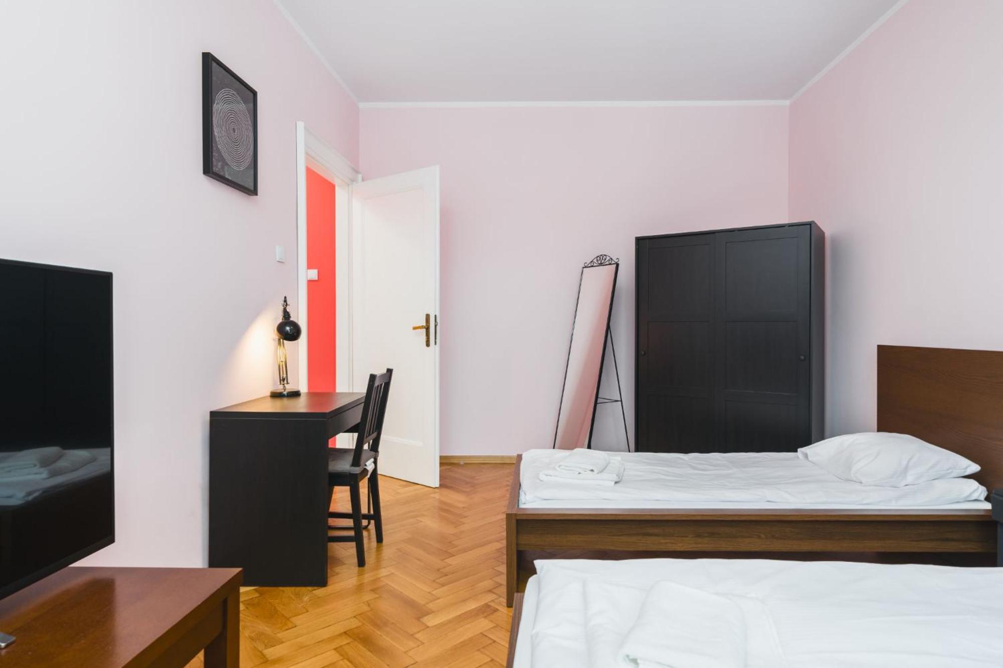 Modern Urban Escape - Old Town Apartment - By Upstairs Krasków Eksteriør bilde