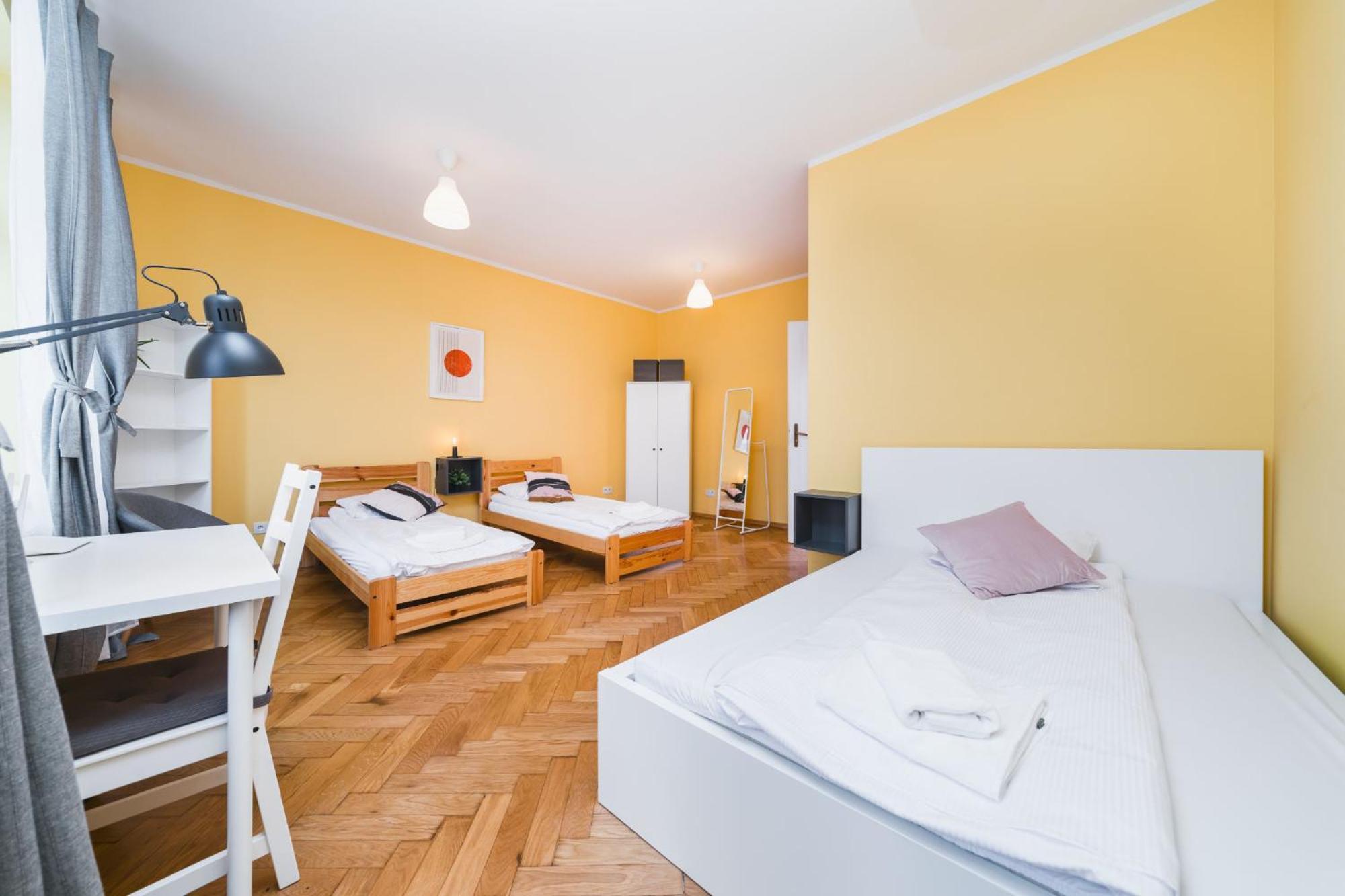 Modern Urban Escape - Old Town Apartment - By Upstairs Krasków Eksteriør bilde